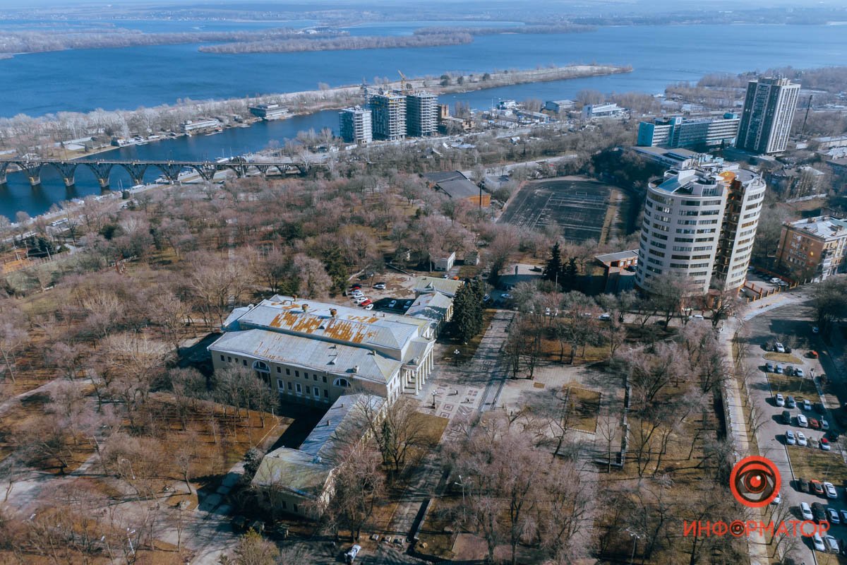 В крыльях разместились спальные и комнаты бытового предназначения