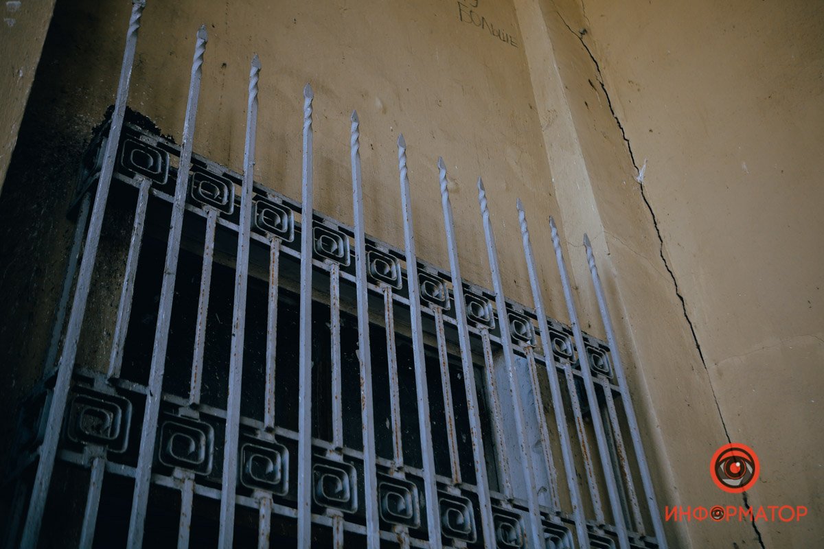 Фасад является аварийным - его фрагменты осыпаются, по стенам бегут трещины