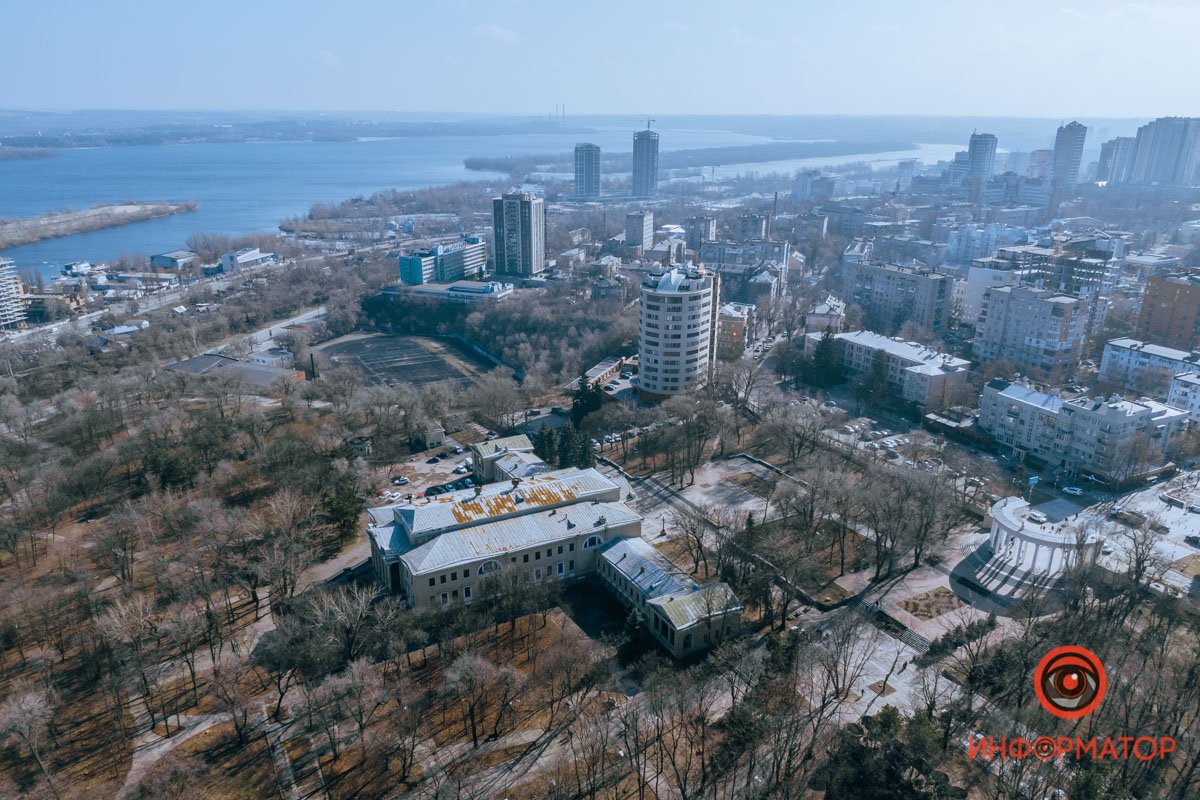 Это связано с тем, что Дворец студентов находится в собственности Министерства образования и науки Украины