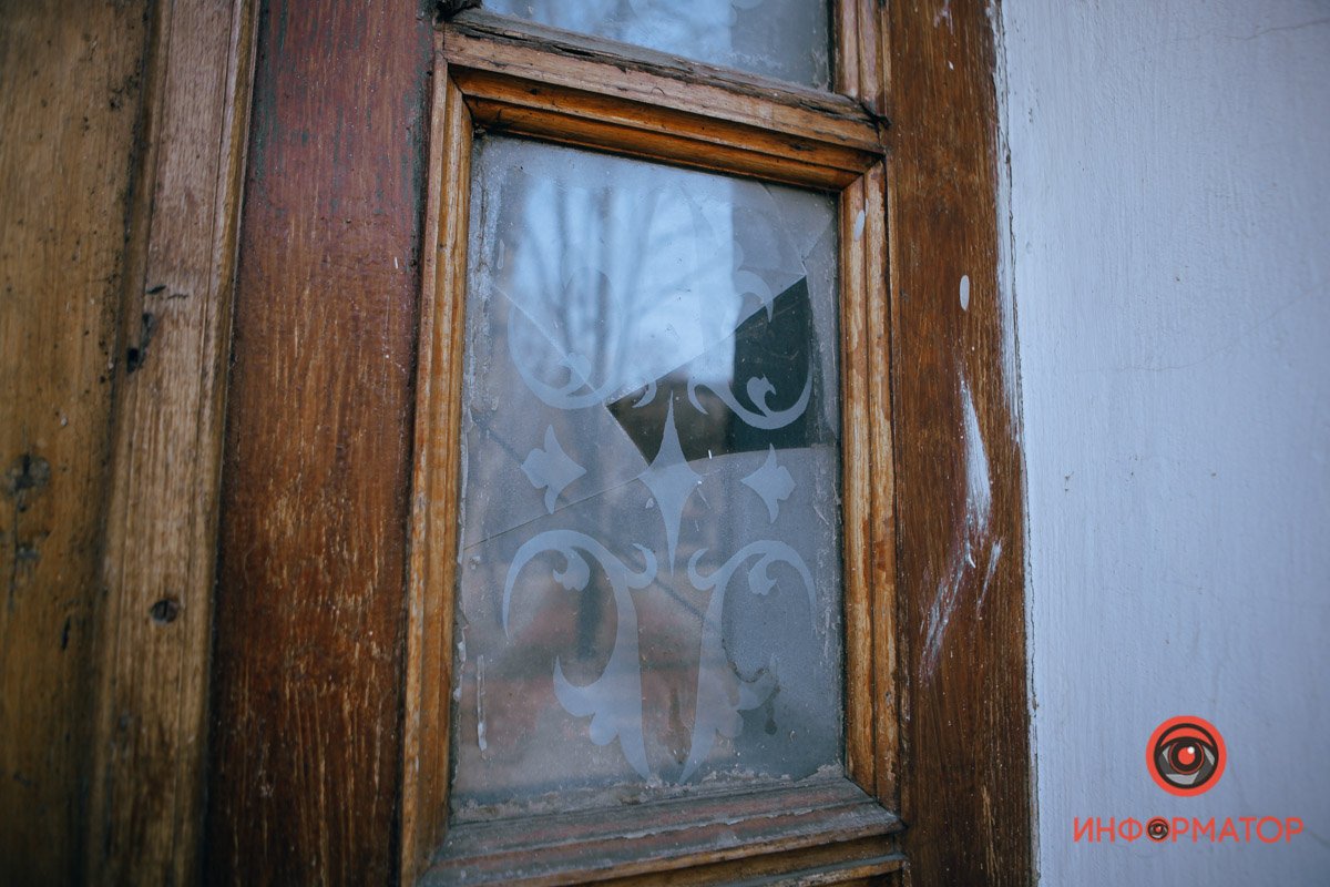 Окошко устало