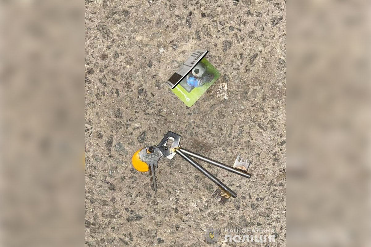 64-летнего мужчину избили и забрали у него банковскую карту 64-летнего мужчину избили и забрали у него банковскую карту