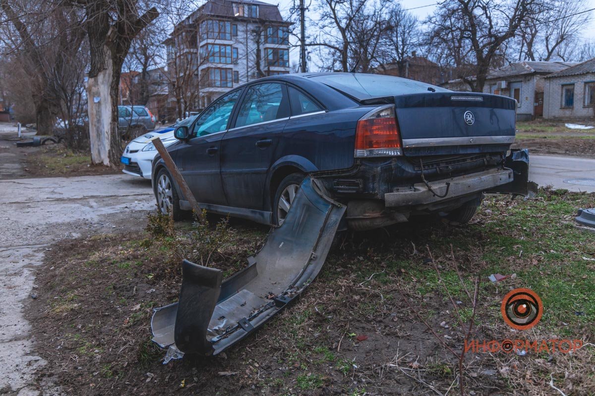 BMW врезался в припаркованный Opel BMW врезался в припаркованный Opel