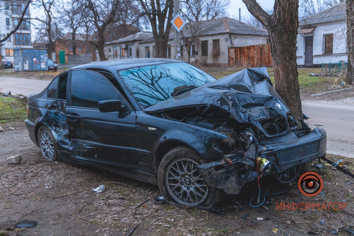 Затем BMW вылетел на газон и врезался в дерево Затем BMW вылетел на газон и врезался в дерево