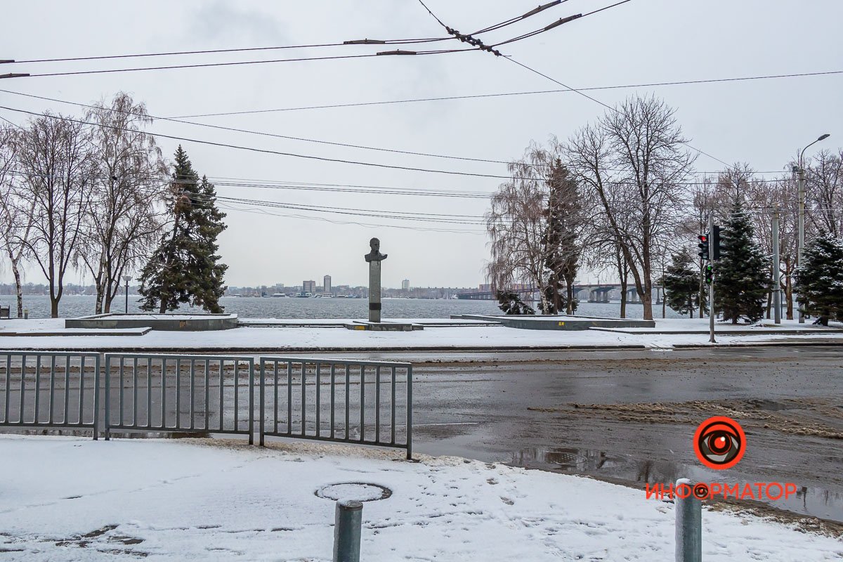 Под колесами машин снег быстро тает
