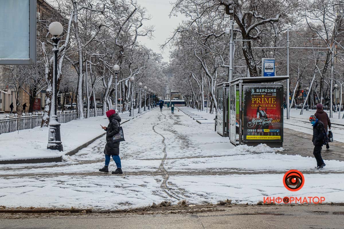 На тротуарах снег уже начинает превращаться в кашу