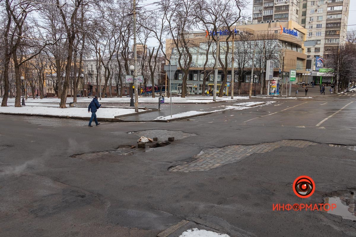 На перекрестке с улицей Гоголя, чуть выше пешеходного перехода