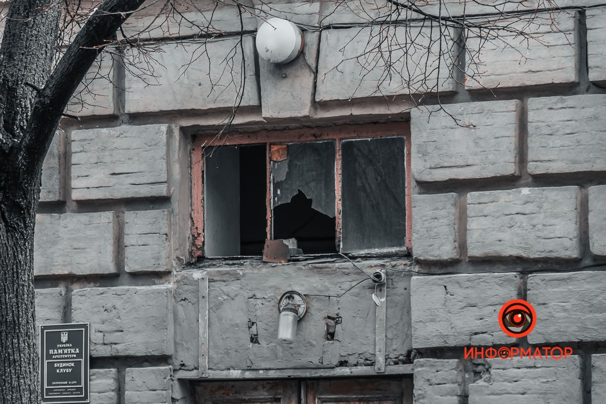 Окна побиты, либо заколочены