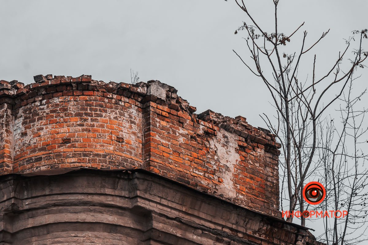 Кирпичная кладка разрушается