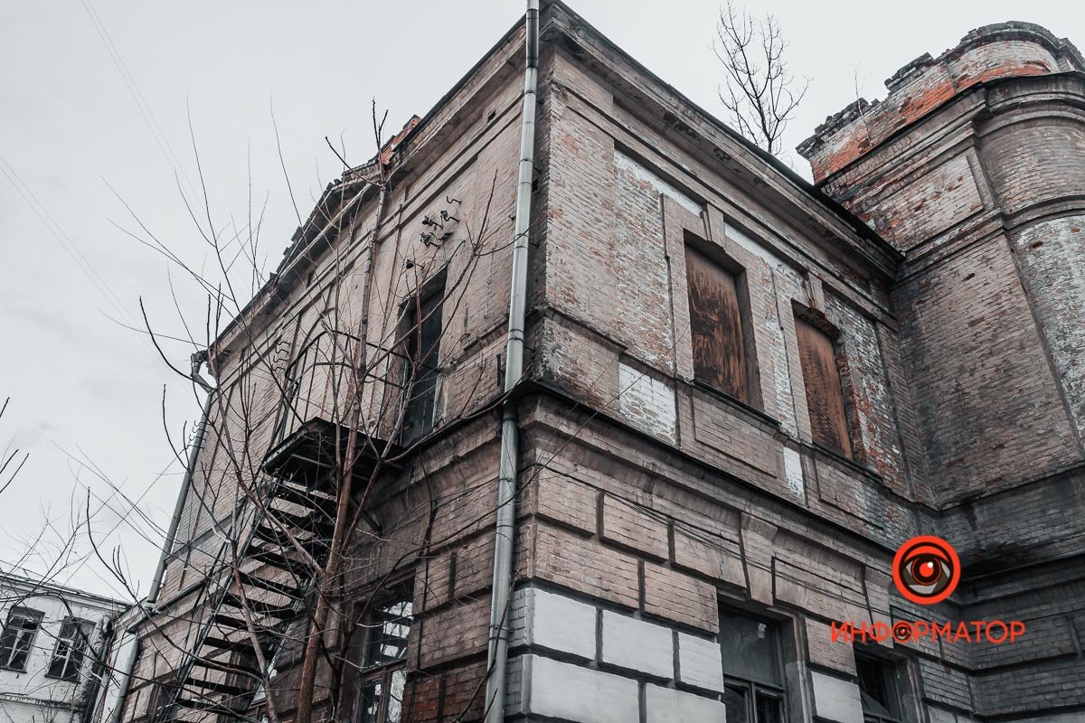 Трехэтажное здание являлось архитектурной доминантой района