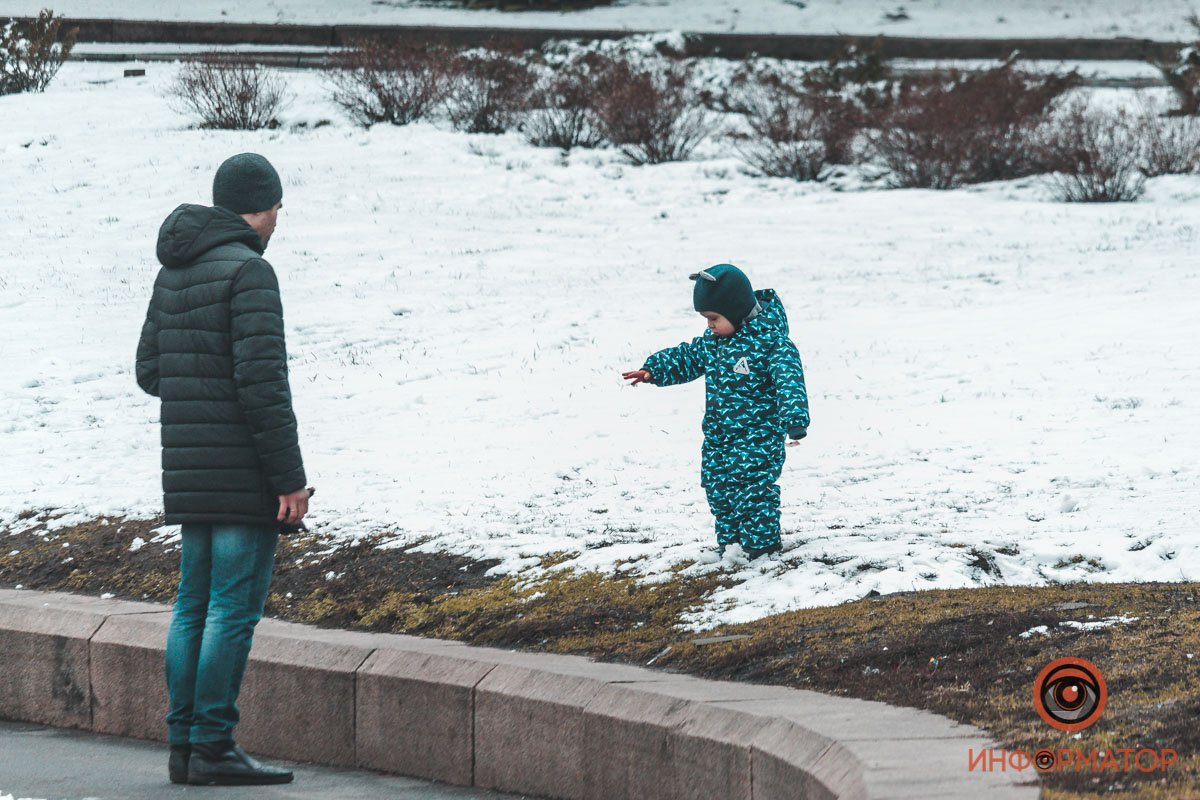 Снег в марте немного обескураживает малышей, взрослые привыкли