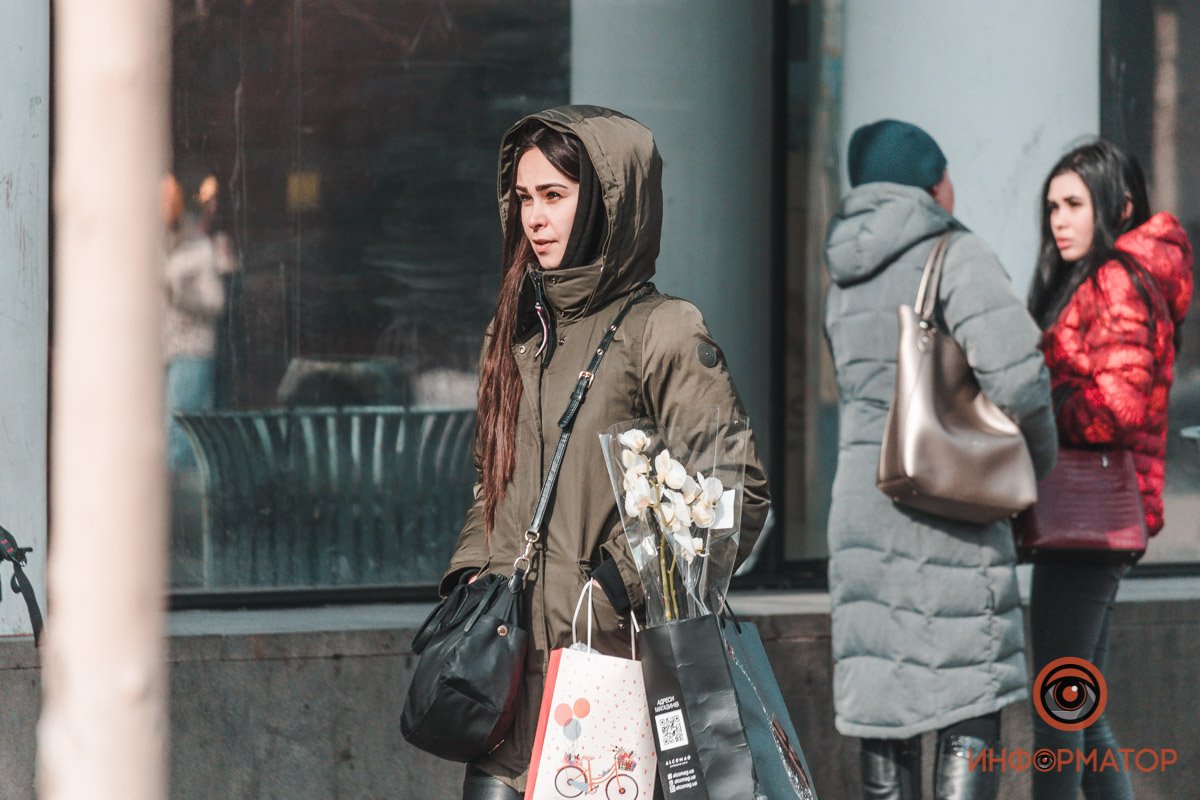 С праздничным цветком