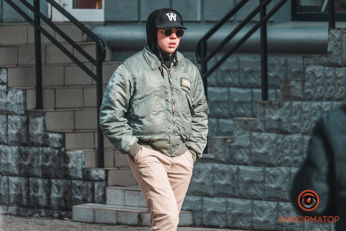 Я спрятал строгий взор за темные очки