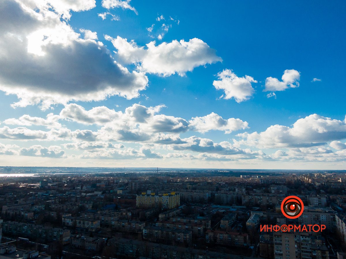 Скользят бесшумно над землею Скользят бесшумно над землею