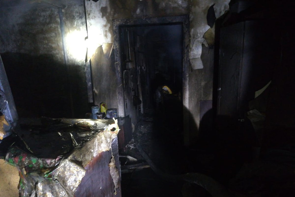 Спасатели вынесли на свежий воздух двух женщин Спасатели вынесли на свежий воздух двух женщин