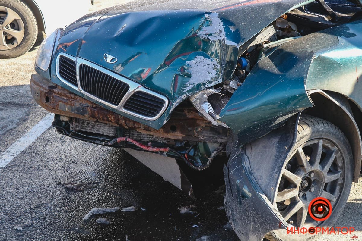 По предварительной информации, водитель не справился с управлением и врезался в столб на пустой парковке По предварительной информации, водитель не справился с управлением и врезался в столб на пустой парковке