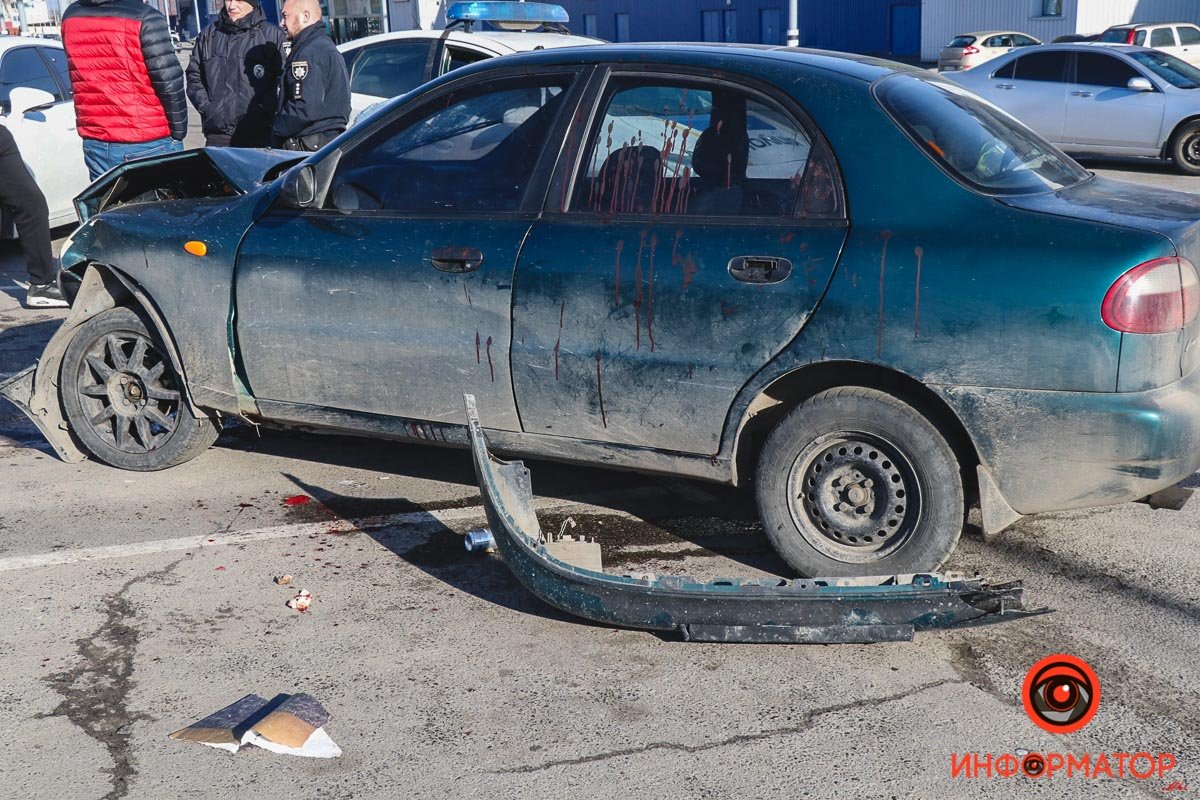 Водитель и пассажирка травмировались, на лобовом стекле есть следы от сильных ударов головой Водитель и пассажирка травмировались, на лобовом стекле есть следы от сильных ударов головой