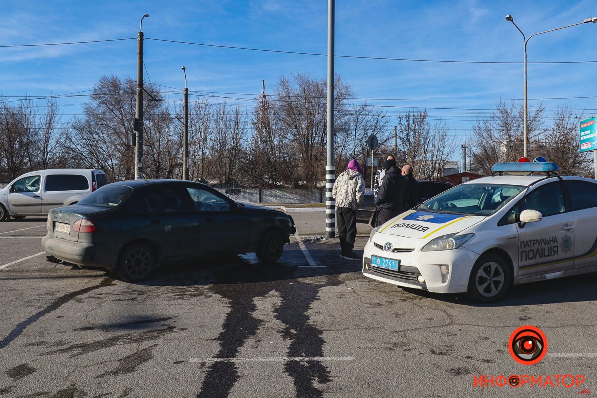 Двадцатиоднолетнему водителю медики оказали помощь на месте, от госпитализации он отказался Двадцатиоднолетнему водителю медики оказали помощь на месте, от госпитализации он отказался