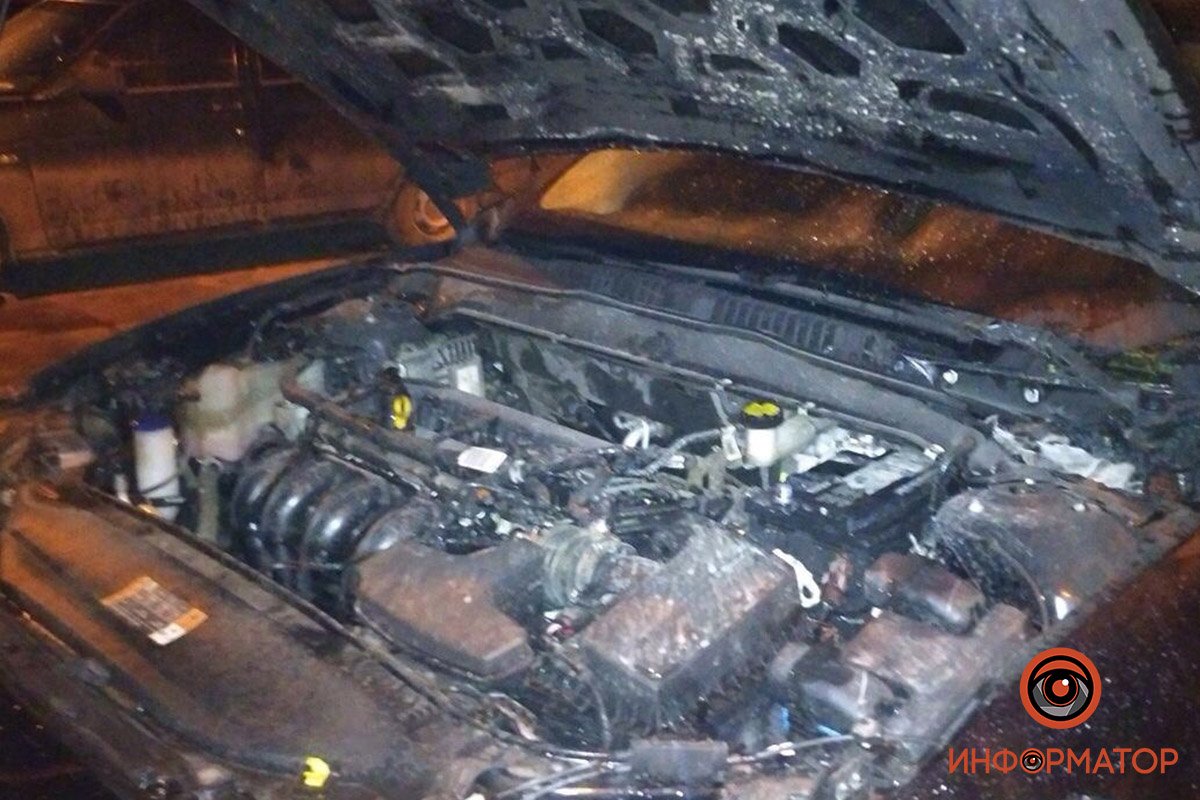 Ночью в Днепре на Калиновой полыхал Ford 1