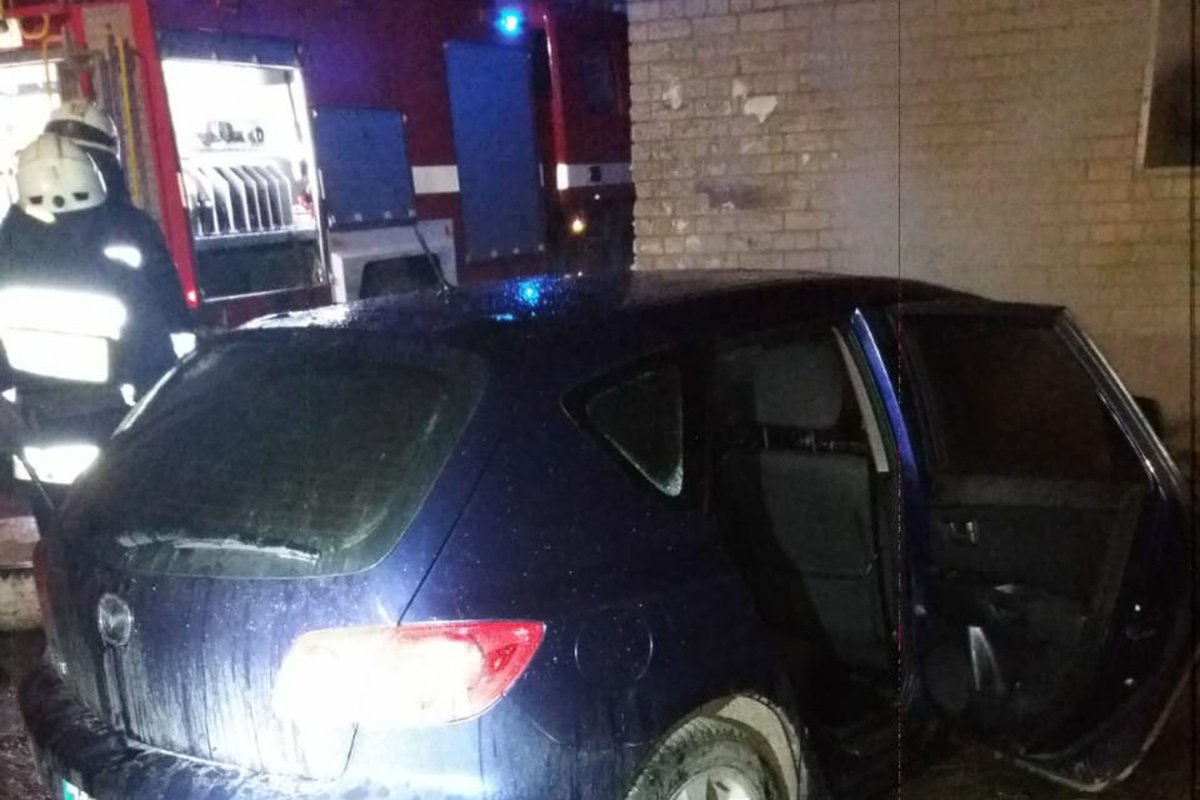 На Семафорной горела припаркованная Mazda На Семафорной горела припаркованная Mazda