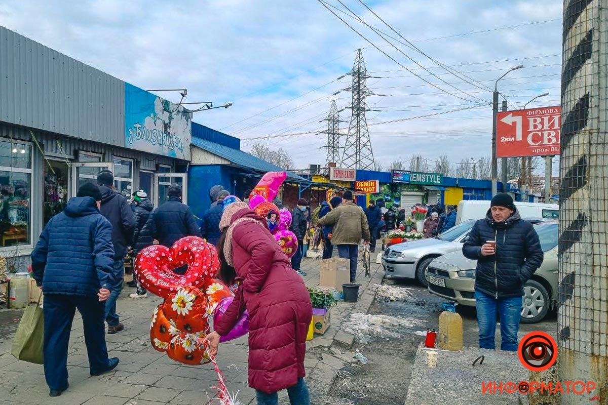 Утро началось не с кофе. А хотя... У мужчины справа есть кофе Утро началось не с кофе. А хотя... У мужчины справа есть кофе