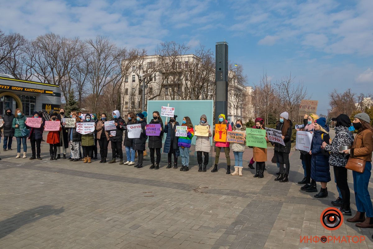 По всему миру женщины страдают от сексизма, домогательств и изнасилований По всему миру женщины страдают от сексизма, домогательств и изнасилований