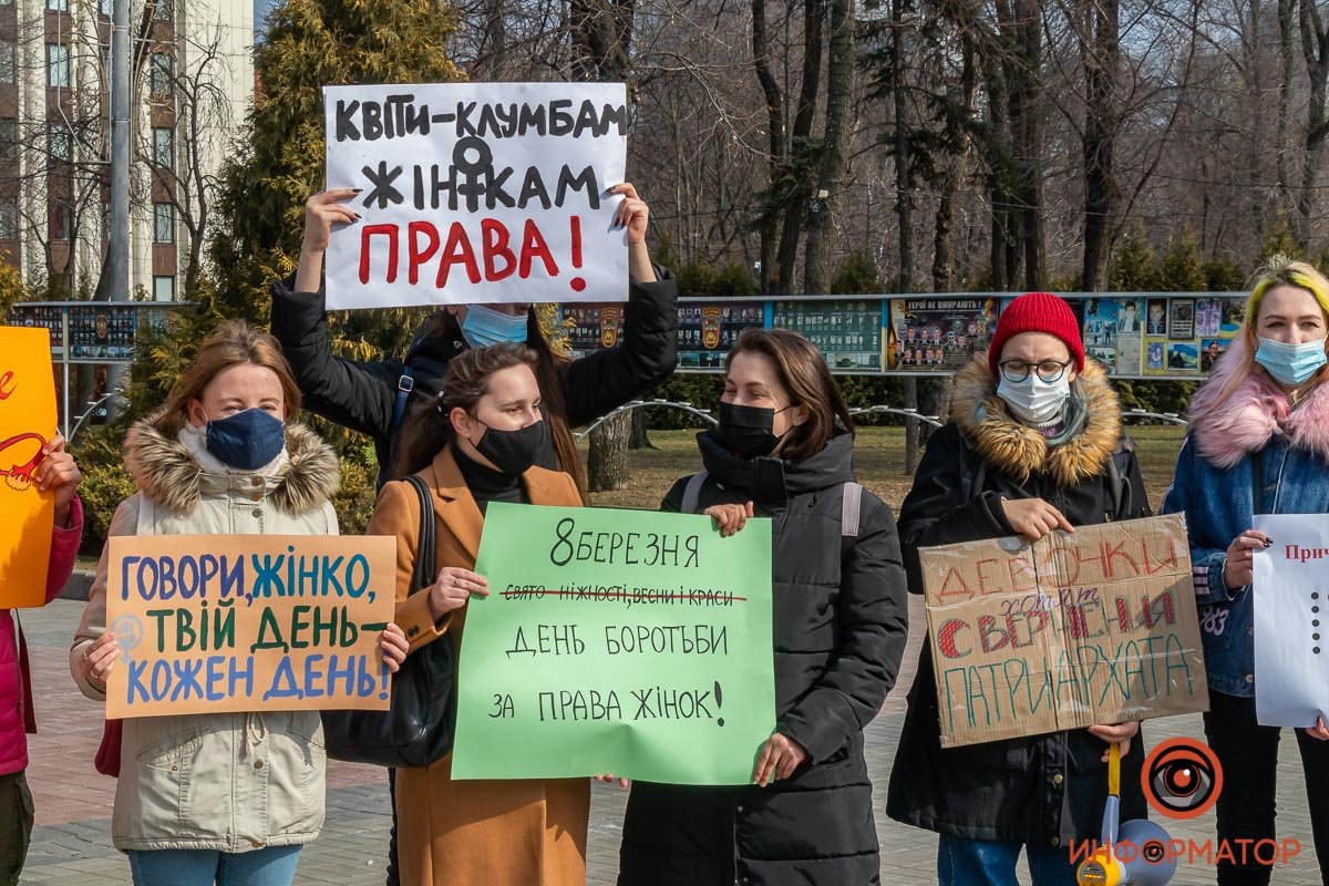 Девушки требовали равноправия Девушки требовали равноправия