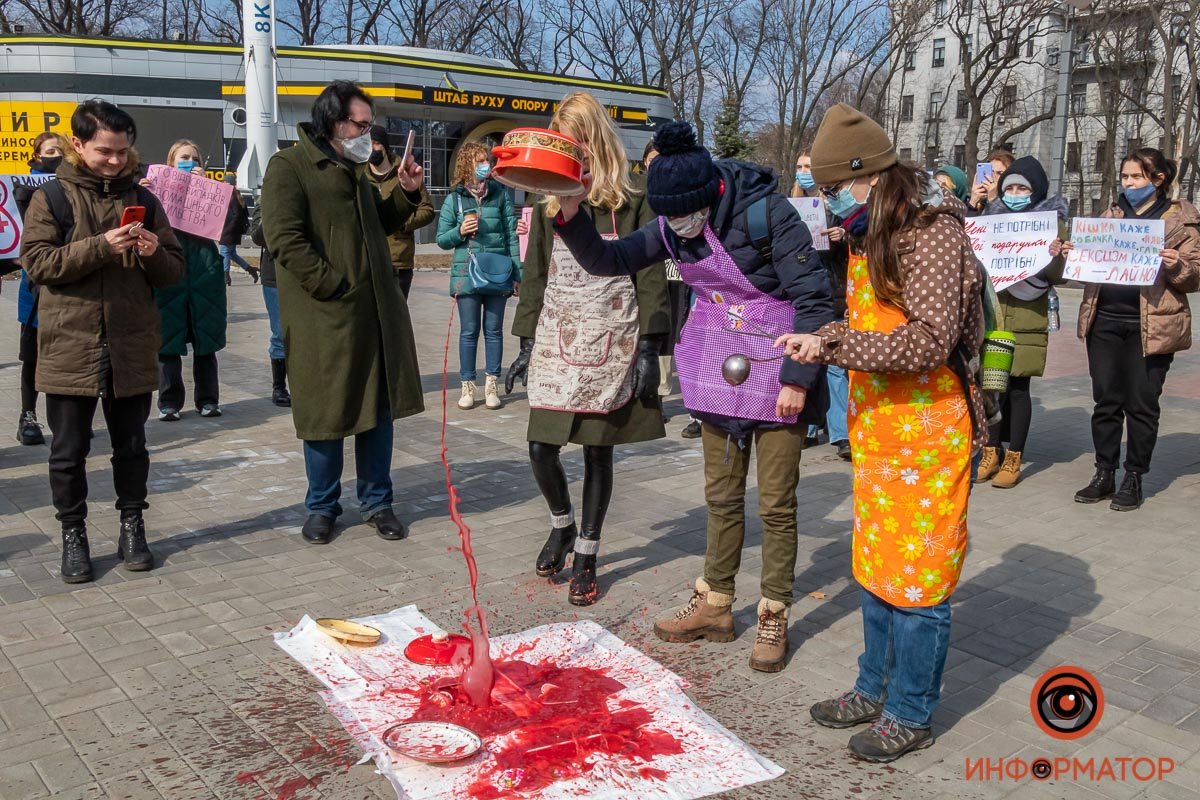 На открытки вылили жидкость, которая символизировала борщ На открытки вылили жидкость, которая символизировала борщ
