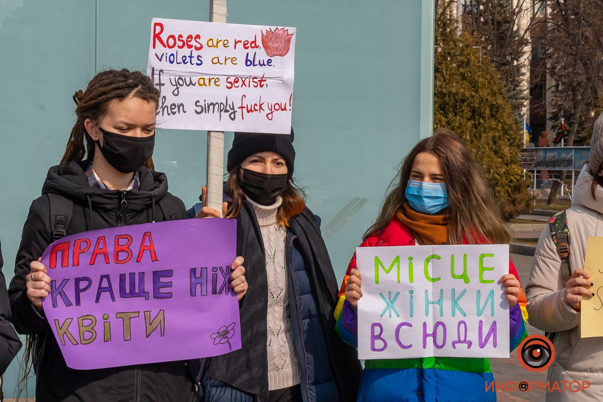 Участницы скандировали лозунги Участницы скандировали лозунги