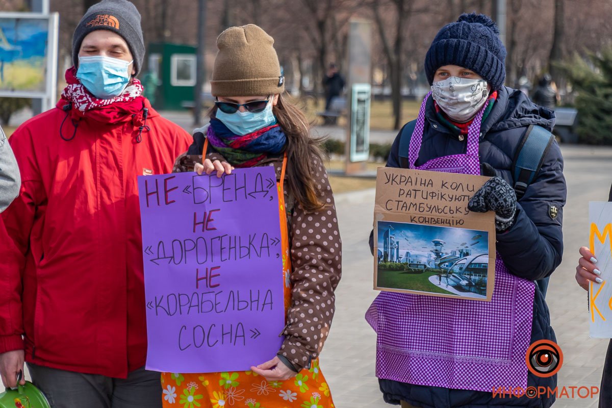 Феминистки продемонстрировали свои убеждения Феминистки продемонстрировали свои убеждения
