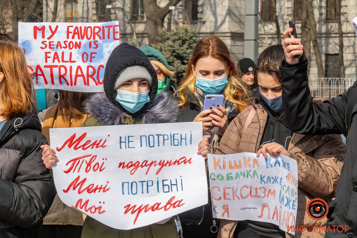 Девушки подчеркивали, что цветы и подарки им не нужны Девушки подчеркивали, что цветы и подарки им не нужны