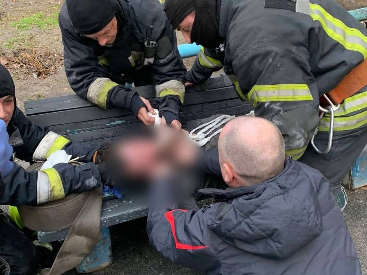 В Днепре на Березинской из горящей квартиры вынесли мужчину 1