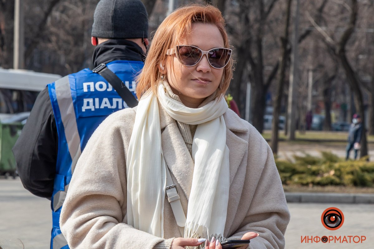 В белом пальто стою красивая