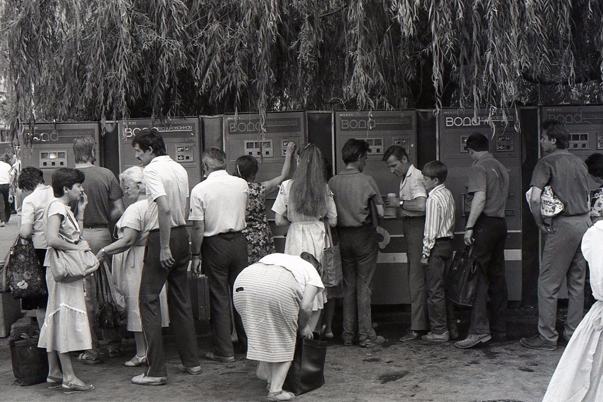 Очередь у автоматов с водой. Фото: Владимир Рязанов