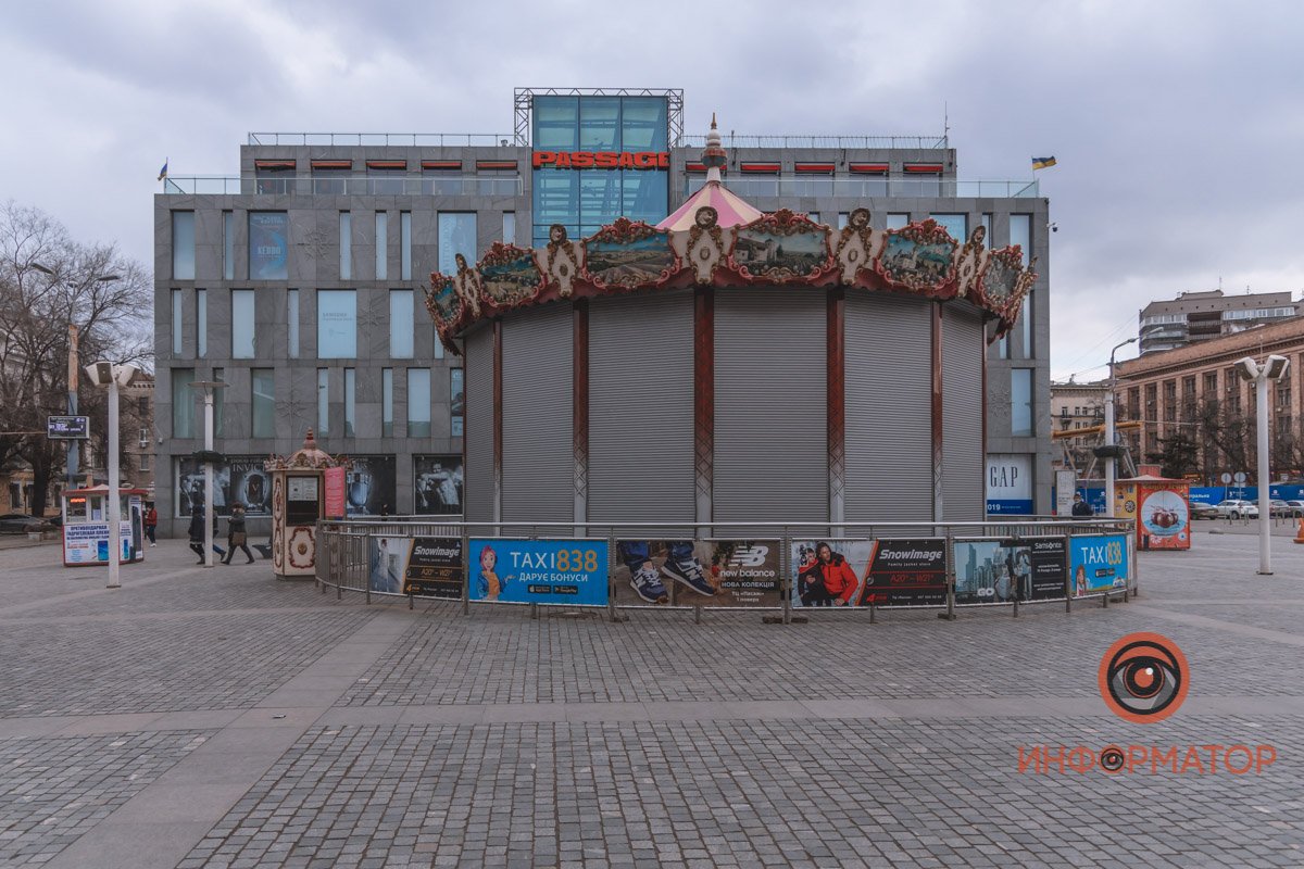 Фонтан убрали. Поставили карусель