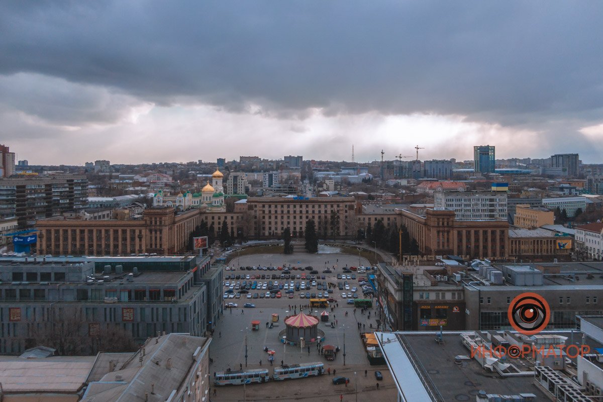 Зато много машин и людей