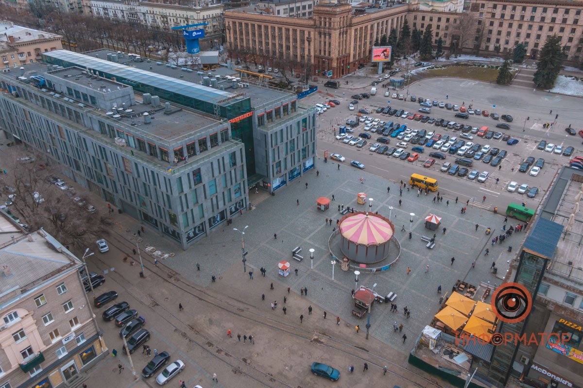 Карусель закрыта и напоминает цирковой павильон