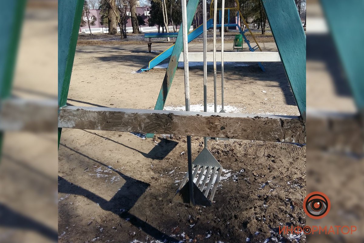 Сломанные качели Сломанные качели