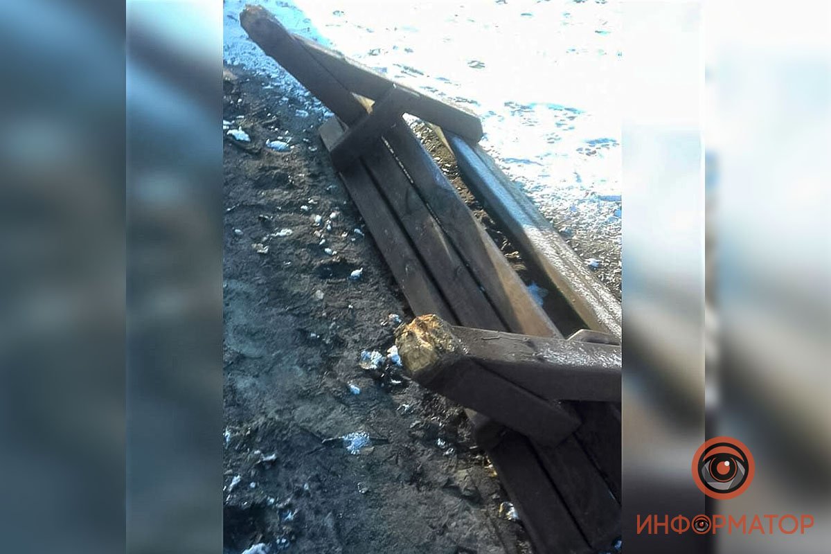 В Днепре вандалы поломали качели, деревья и скамейки в парке Памяти и Примирения 4