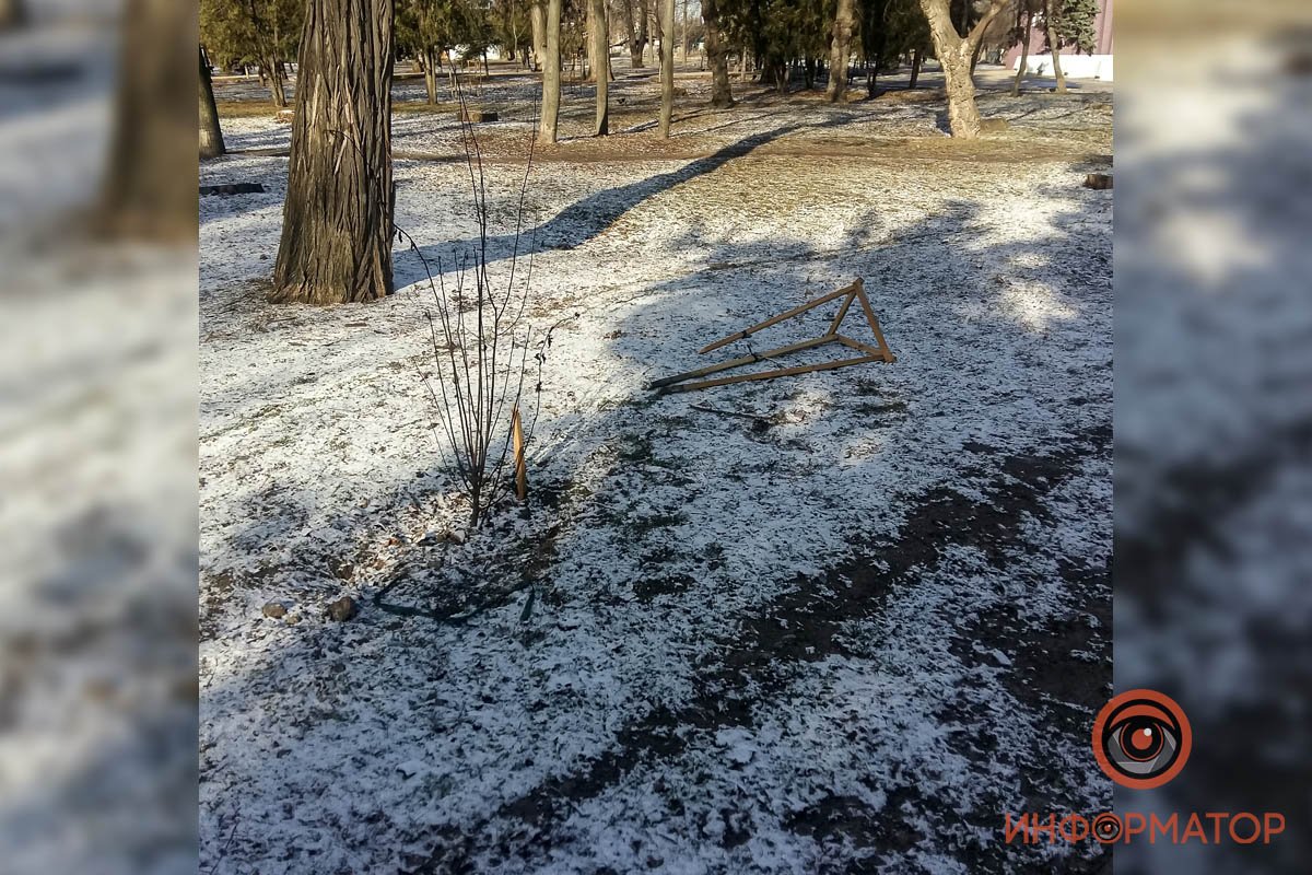 В Днепре вандалы поломали качели, деревья и скамейки в парке Памяти и Примирения 5