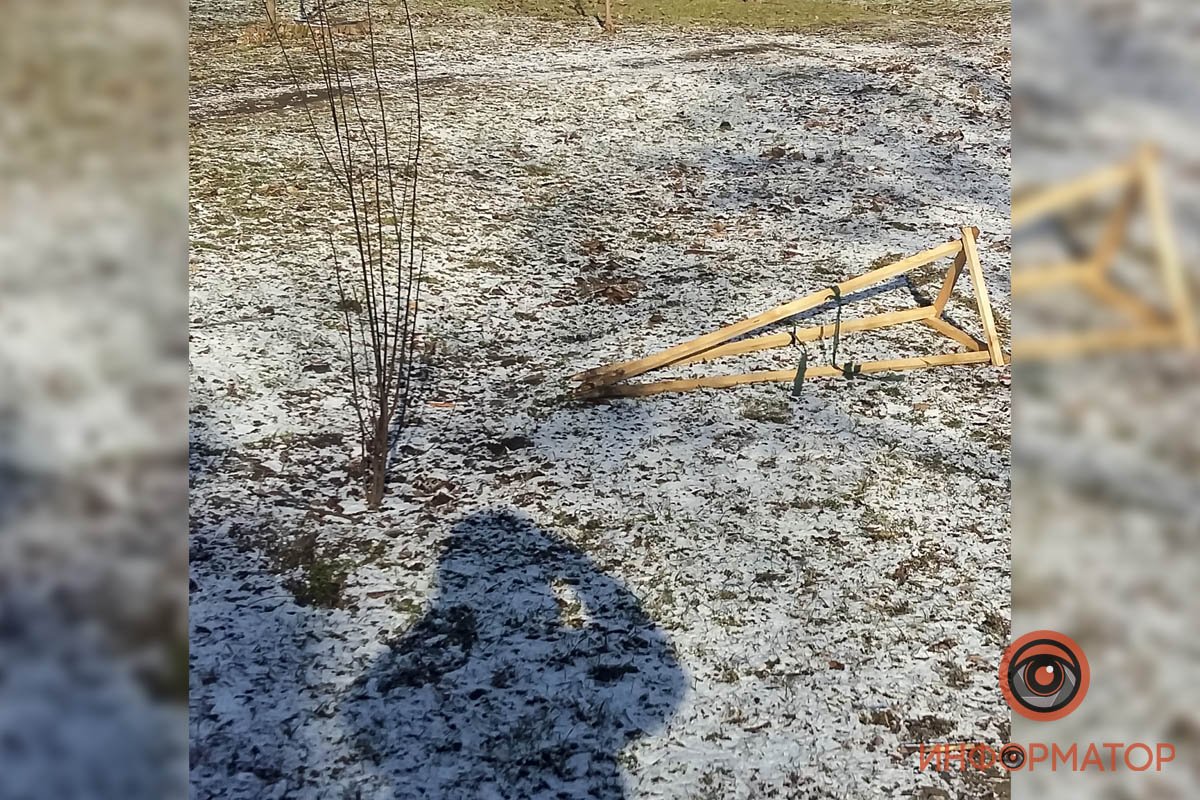 В Днепре вандалы поломали качели, деревья и скамейки в парке Памяти и Примирения 6
