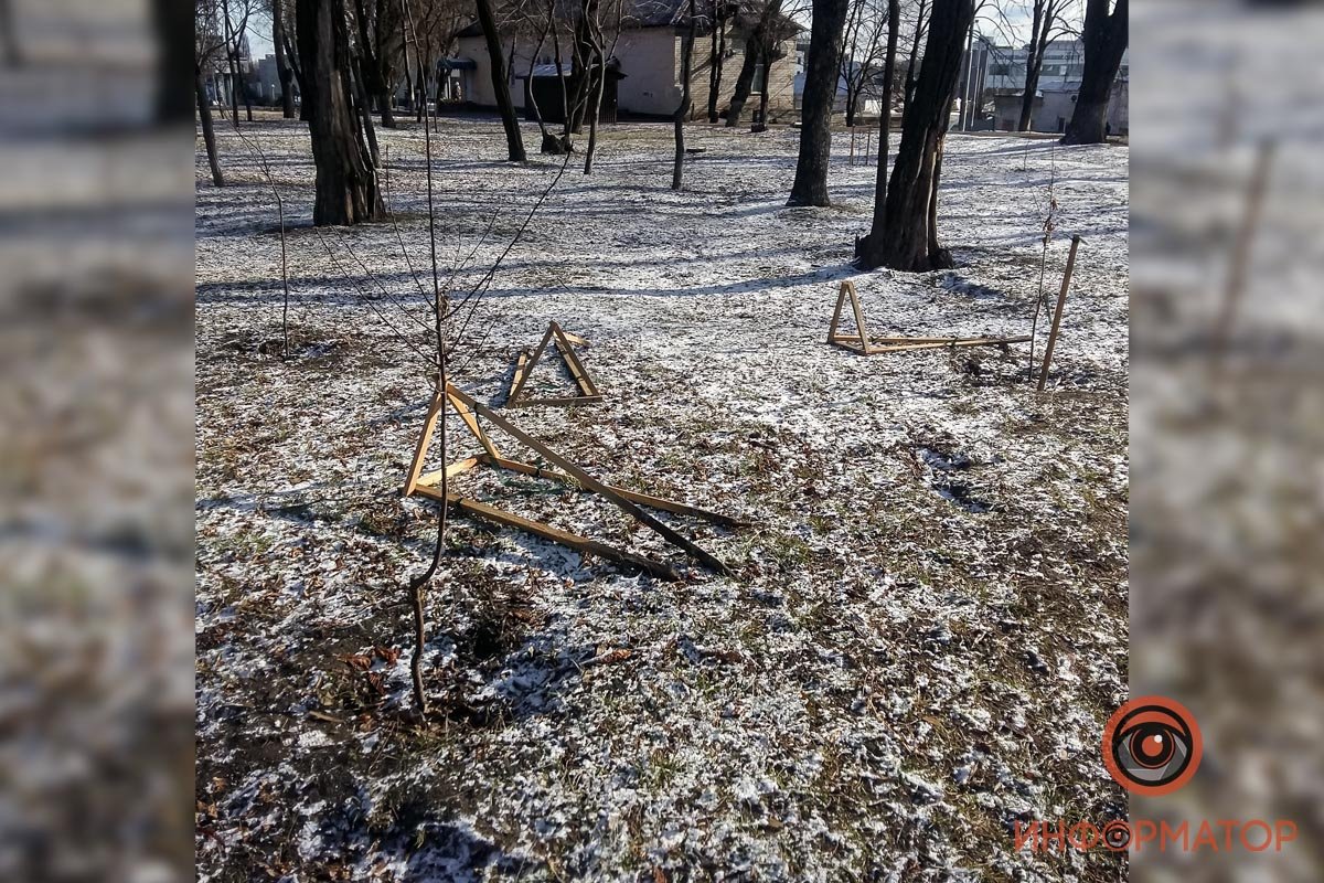 В Днепре вандалы поломали качели, деревья и скамейки в парке Памяти и Примирения 7