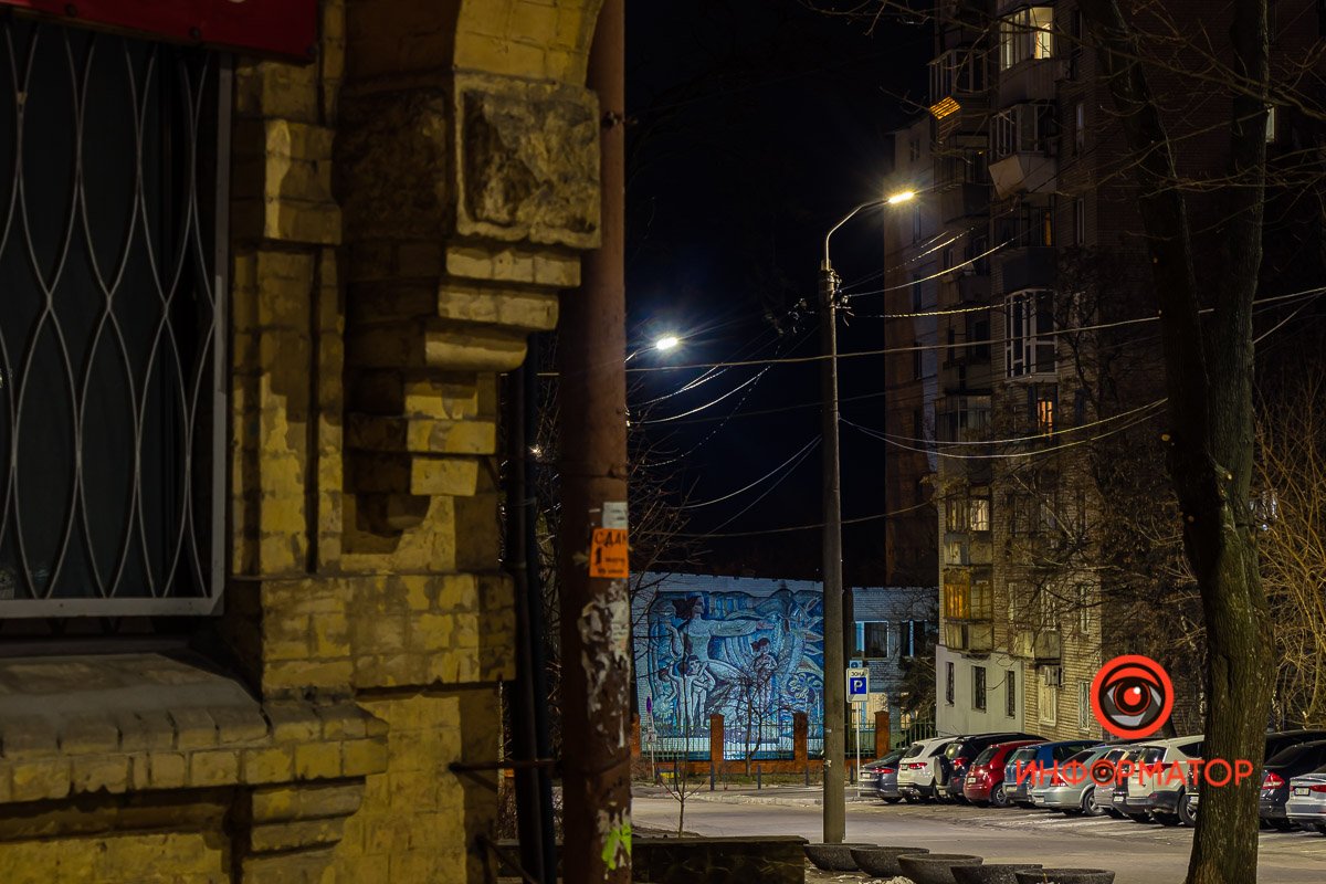 Мозаика на стене по соседству