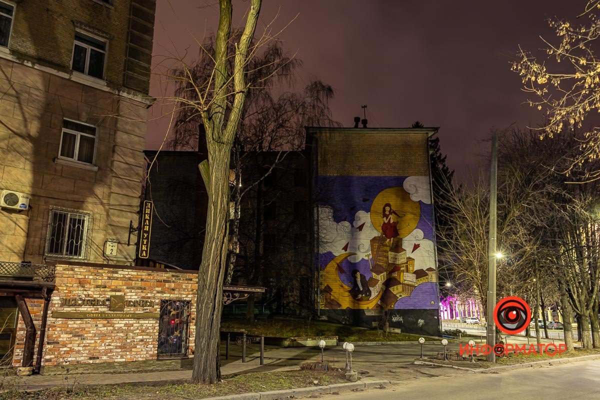 На стене гостиницы