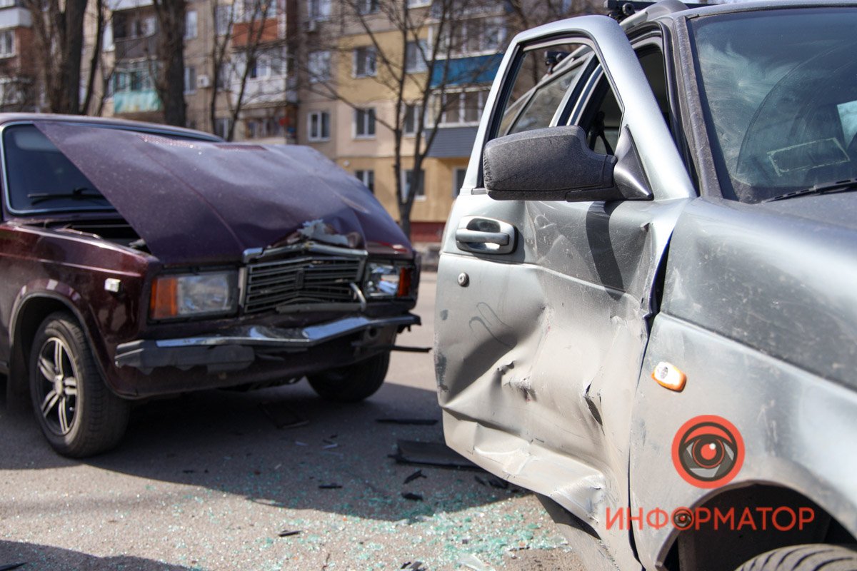 На место вызвали спасателей, чтобы освободить из салона автомобиля одного из пассажиров На место вызвали спасателей, чтобы освободить из салона автомобиля одного из пассажиров
