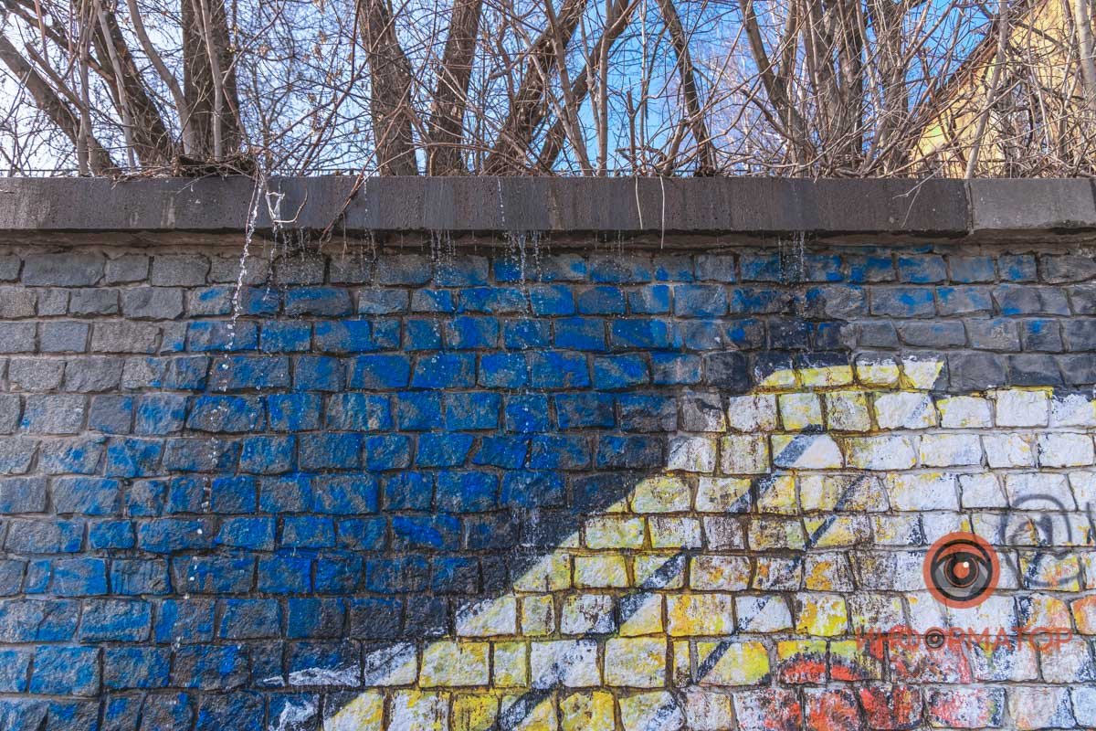 Вода выливается через высокий барьер