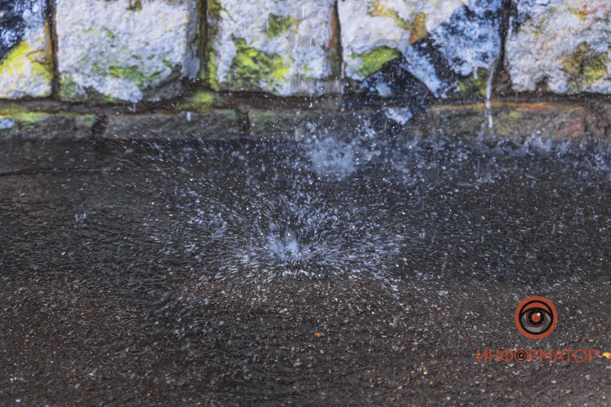 Но на проезжей части уже собираются лужи