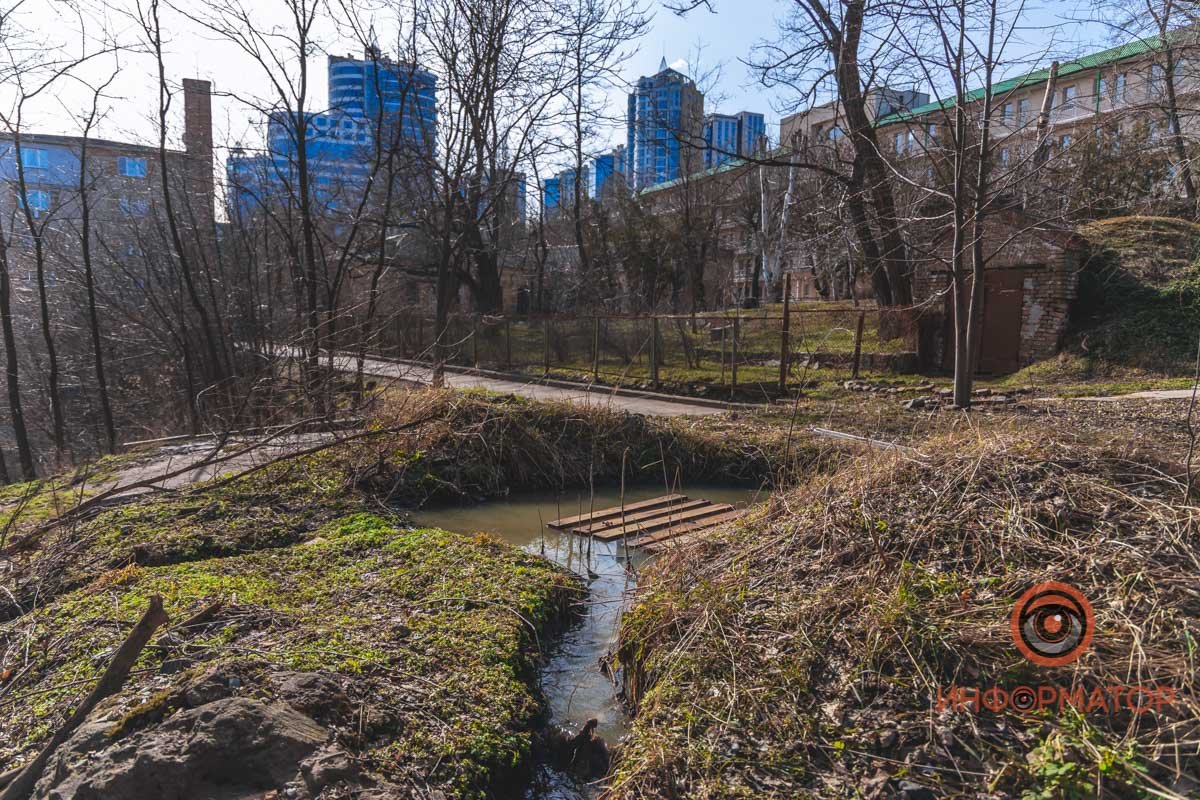 Размывает водой почву