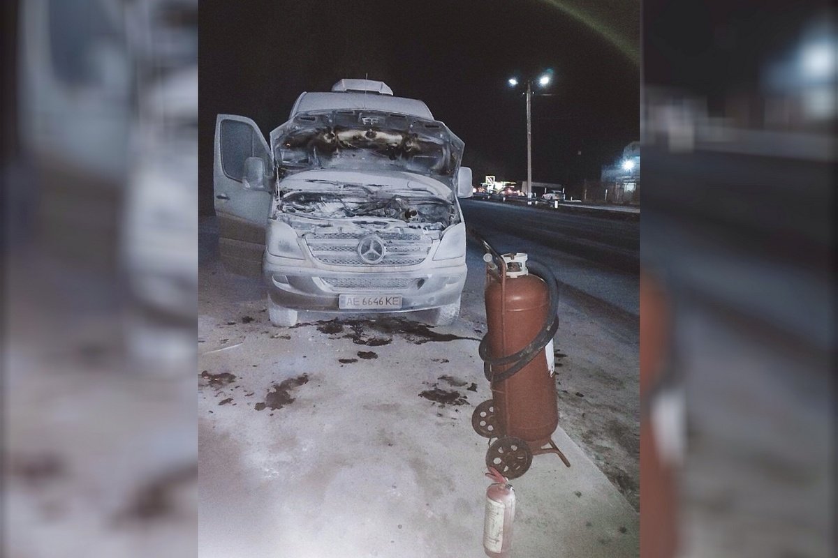 Патрульные взяли на заправке огнетушитель и "задули" микроавтобус Патрульные взяли на заправке огнетушитель и "задули" микроавтобус