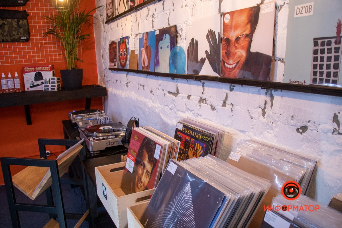 На данный момент ассортимент включает в себя около 500 пластинок