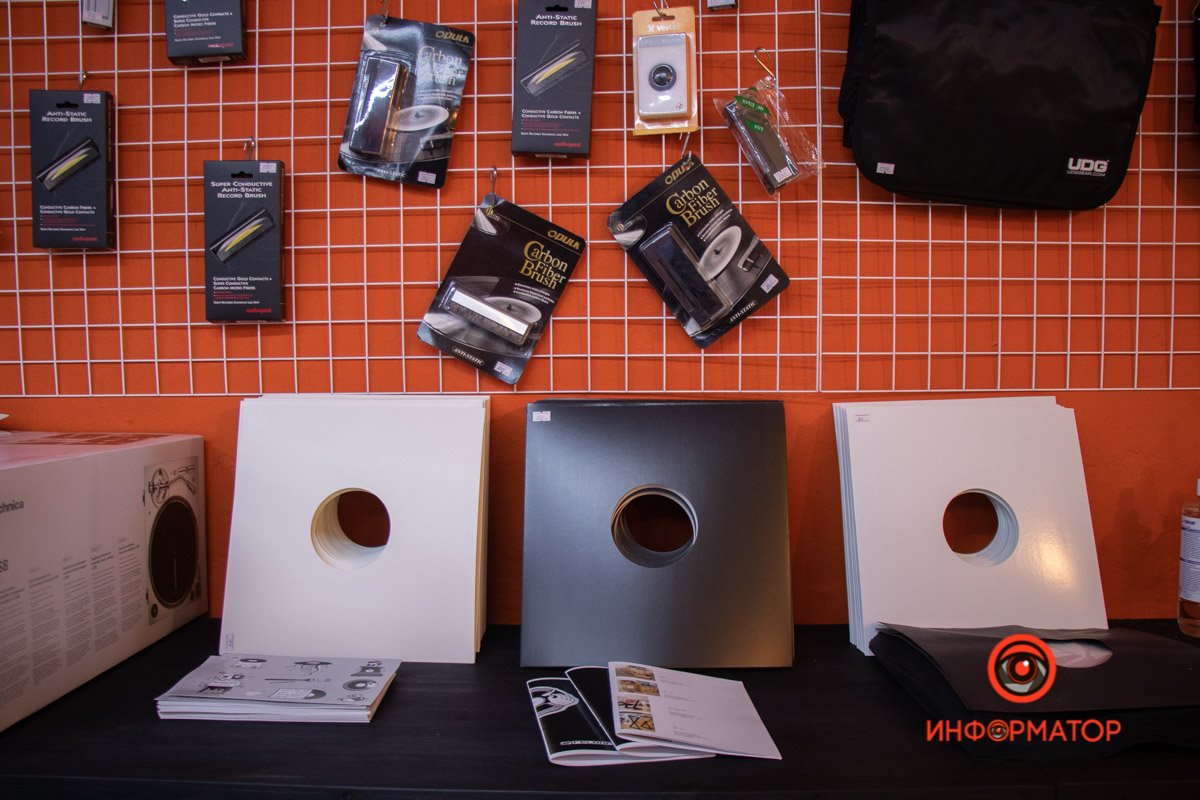 Продают не только пластинки, но и необходимое оборудование